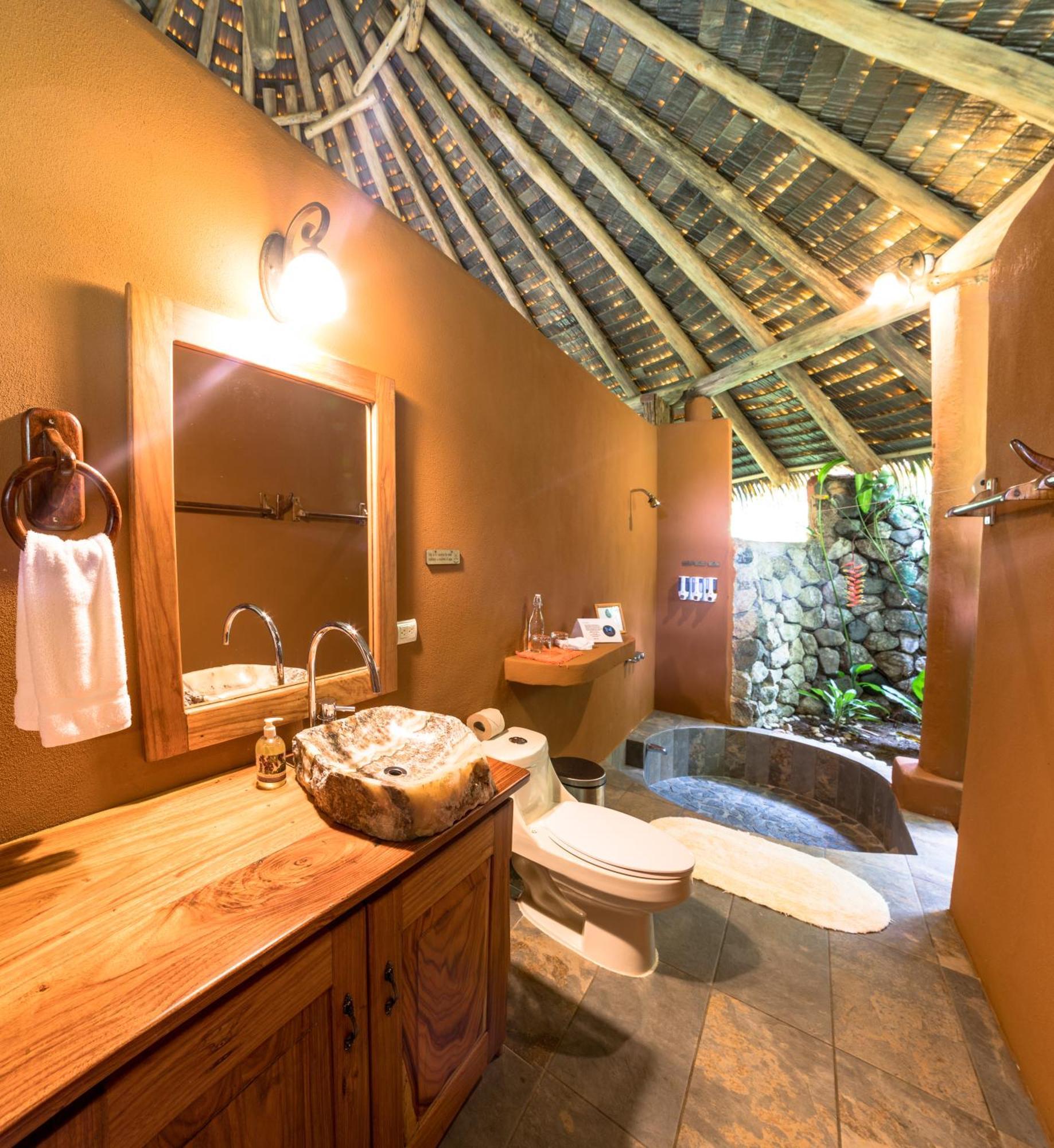 Luna Lodge Carate Eksteriør billede